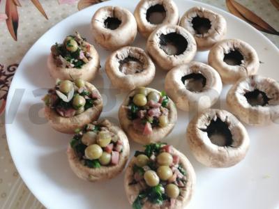 Stebuklingi grybukai su špinatais, kumpiu ir sūriu Žingsnis 4