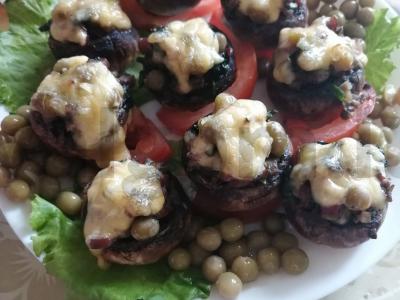 Stebuklingi grybukai su špinatais, kumpiu ir sūriu pagrindine nuotrauka