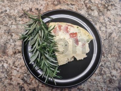 Sotūs daržovių omletas lėtoje viryklėje pagrindine nuotrauka