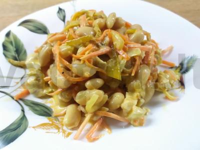 Pupelių ir vištienos salotas pagrindine nuotrauka