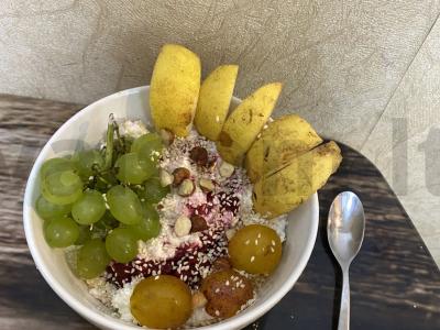 Varškės ir vaisių dubuo pusryčiams pagrindine nuotrauka