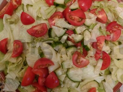 Graikiškas salotas su mocarela ir balzaminiu kremu Žingsnis 3