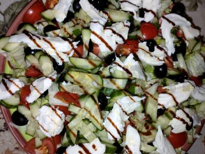 Graikiškas salotas su mocarela ir balzaminiu kremu pagrindine nuotrauka