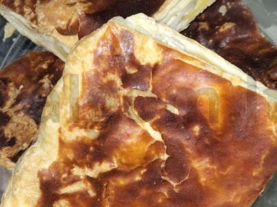 Vištienos ir bulvių pyragas iš sluoksniuotos tešlos pagrindine nuotrauka