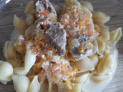 Kalakutiena, troškinta su grietine pagrindine nuotrauka