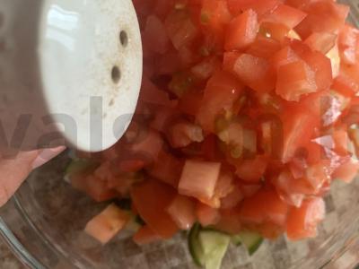 Vitaminų salotas iš šviežių daržovių ir žolelių Žingsnis 4