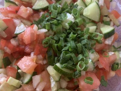 Vitaminų salotas iš šviežių daržovių ir žolelių pagrindine nuotrauka