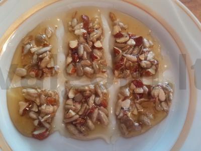 Kozinakai su sėklomis ir migdolais pagrindine nuotrauka