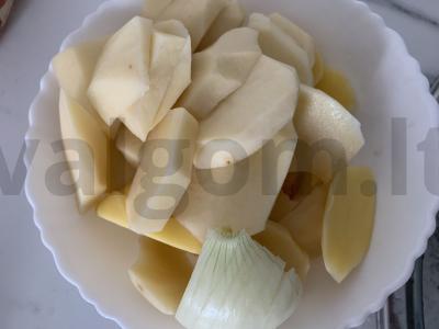 Mėsos apkepas su bulvėmis, pievagrybiais ir sūriu Žingsnis 1