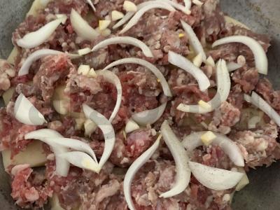 Mėsos apkepas su bulvėmis, pievagrybiais ir sūriu Žingsnis 3