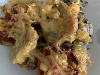 Mėsos apkepas su bulvėmis, pievagrybiais ir sūriu pagrindine nuotrauka