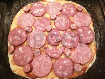 Namų pica „Mėsos bliuzas“ su dešra Žingsnis 4