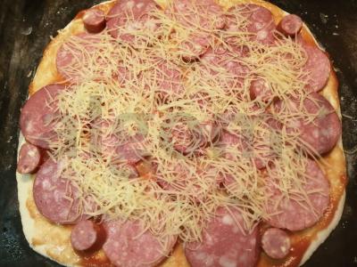 Namų pica „Mėsos bliuzas“ su dešra Žingsnis 5