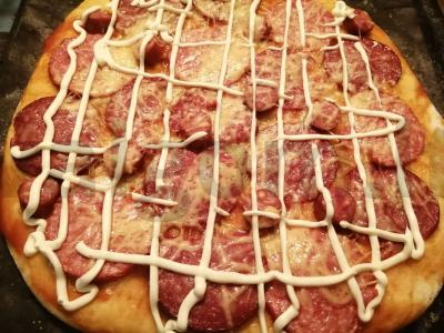 Namų pica „Mėsos bliuzas“ su dešra Žingsnis 6