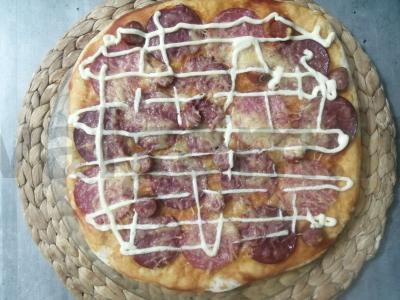 Namų pica „Mėsos bliuzas“ su dešra pagrindine nuotrauka