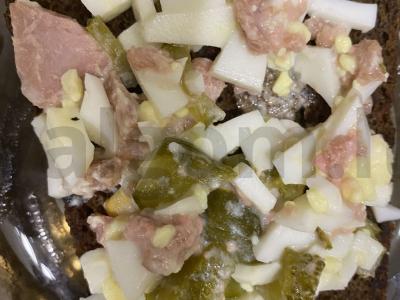 Sumuštinis su tunu ir kiaušiniu pagrindine nuotrauka