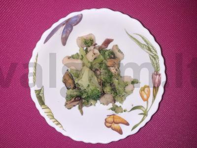 Jūros gėrybių ir daržovių salotas Žingsnis 1