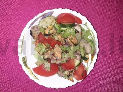 Jūros gėrybių ir daržovių salotas pagrindine nuotrauka