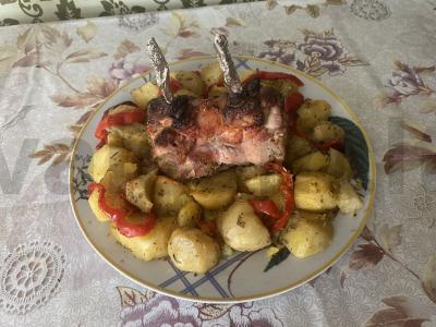 Kepti šlaunelės su bulvėmis pagrindine nuotrauka