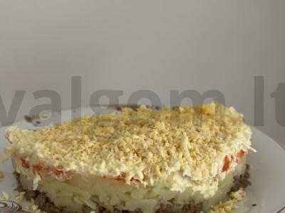 Tuno sluoksniuotas salotas pagrindine nuotrauka