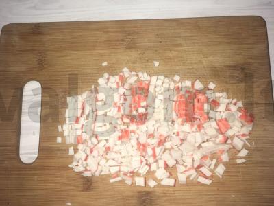 Salotos su krabų lazdelėmis nauju būdu Žingsnis 1