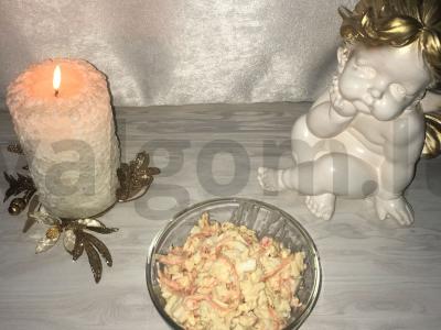 Salotos su krabų lazdelėmis nauju būdu pagrindine nuotrauka