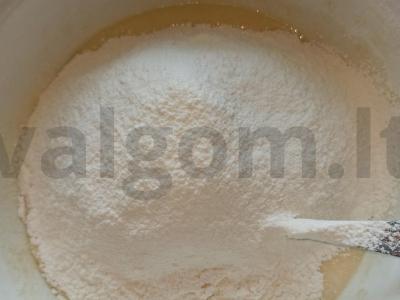 Pūkuotieji spurgos ant kefyro Žingsnis 1