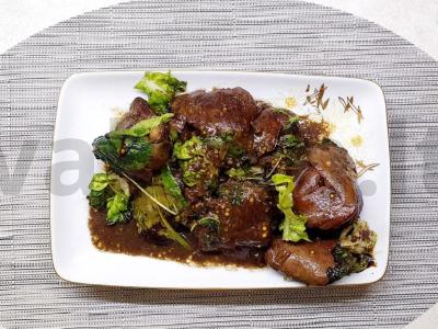 Aštrus šiltas salotas su vištienos kepenėlėmis pagrindine nuotrauka