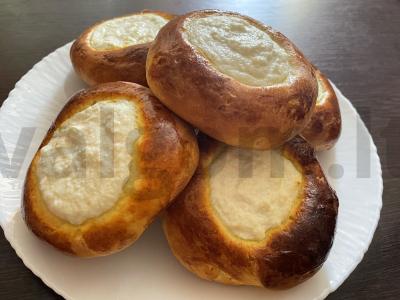 Vatrushkos su varške ant trynių pagrindine nuotrauka