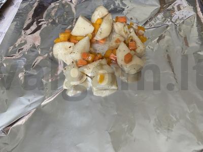 Vištienos kojos su daržovėmis ir bulvėmis orkaitėje Žingsnis 3