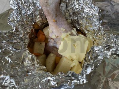 Vištienos kojos su daržovėmis ir bulvėmis orkaitėje Žingsnis 4