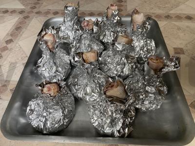 Vištienos kojos su daržovėmis ir bulvėmis orkaitėje pagrindine nuotrauka