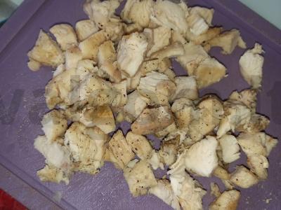 Sluoksniuotas salotas „Vyrų kaprizas“ su vištiena ir sūriu Žingsnis 1