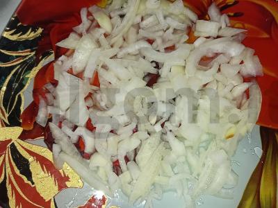 Sluoksniuotas salotas „Vyrų kaprizas“ su vištiena ir sūriu Žingsnis 2