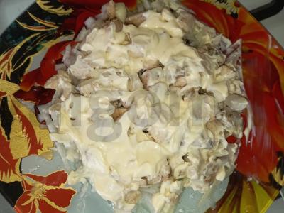 Sluoksniuotas salotas „Vyrų kaprizas“ su vištiena ir sūriu Žingsnis 3