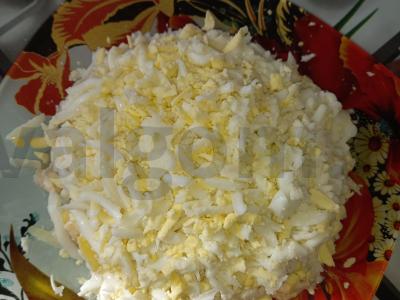 Sluoksniuotas salotas „Vyrų kaprizas“ su vištiena ir sūriu Žingsnis 4