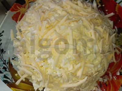 Sluoksniuotas salotas „Vyrų kaprizas“ su vištiena ir sūriu Žingsnis 5