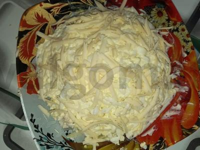 Sluoksniuotas salotas „Vyrų kaprizas“ su vištiena ir sūriu pagrindine nuotrauka