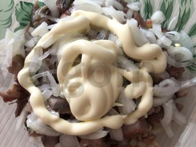 Patingėjusi silkių salotos Žingsnis 6