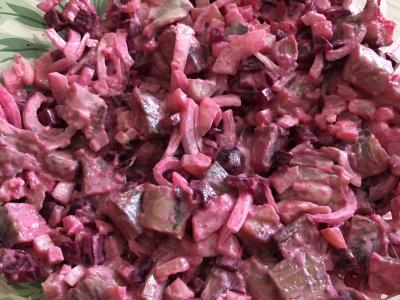 Patingėjusi silkių salotos pagrindine nuotrauka