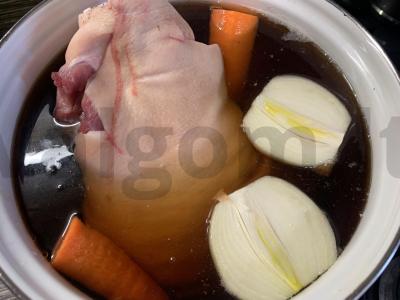 Kiaulienos kulnas ant rauginto alaus „migdolinis“ Žingsnis 1