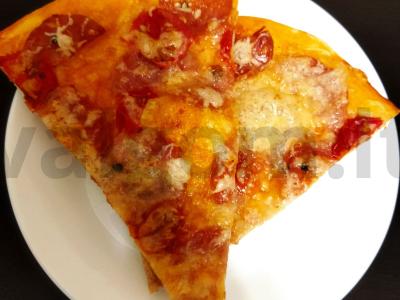 Pica su saliami ir sūriu pagrindine nuotrauka