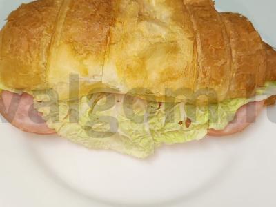 Kruasanas su kumpiu ir varškės sūriu pagrindine nuotrauka