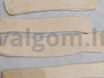 Sluoksniuotos tešlos rožės su dešra Žingsnis 1