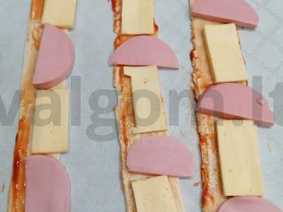 Sluoksniuotos tešlos rožės su dešra Žingsnis 4