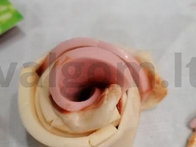 Sluoksniuotos tešlos rožės su dešra Žingsnis 5