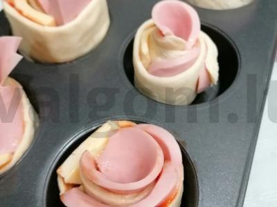 Sluoksniuotos tešlos rožės su dešra Žingsnis 6