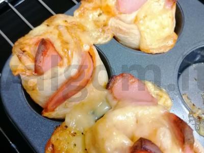 Sluoksniuotos tešlos rožės su dešra pagrindine nuotrauka