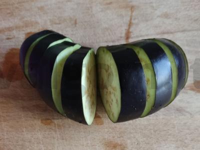 Baklažanai, kepti orkaitėje su sūriu ir pomidorais Žingsnis 1