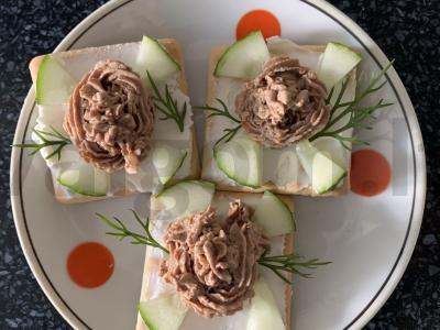 Kanarė su vištienos kepenėlių paštetu pagrindine nuotrauka